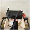 Bolsa Cilindro Redonda com Padrão Trançado Retrô Feminina 2026 Nova Versátil Bolsa de Ombro Único Transversal Bolsa Almofada para o Dia a Dia Bolsa Atacado