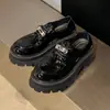 Sapatos Mocassins de Cabeça Grande e Sola Grossa para Aumento de Altura Sapatos Derby com Fivela de Metal Marca da Moda Celebridade da Internet Brilhantes Sapatos Casuais de Negócios