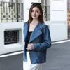 Foto Real de Chaqueta de Mezclilla Azul de Moda con un Diseño Elegante, Nuevo Estilo Versátil para Primavera y Otoño