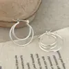 Brincos de Argola Três Camadas Estilo Metal Elegante de Luxo Acessível Europeu e Americano Brincos de Argola Simples com Textura Estilosa de Nicho para Mulheres