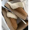 Pantuflas peludas de suela gruesa para usar en exteriores, nuevo invierno 2026 cálidas de algodón con punta cerrada tipo media zapatilla, pantuflas de algodón integradas de cuero y piel