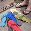 Chanclas sencillas para hombre para uso en exteriores, a la moda y casuales, estilo pareja, sandalias de playa planas antideslizantes de color sólido para verano para hombre