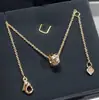 Estilo Chanel V-Dourado Banhado a Ouro 18K Versão de Luxo Nova Feminina Padrão Coco Diamante Pequenas Contas Douradas Pingente com Acabamento CNC Corrente para Clavícula