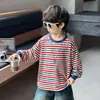 Camiseta de manga larga para niño, nuevo estilo primavera/otoño 2026, top a rayas para niños, sudadera elegante, capa interior de moda, camiseta básica, camiseta de moda