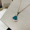 Colgante de Ágata Roja Edición Alta Cadena Clavicular Versátil Acero de Titanio Chapado en Oro Rosa de 18K Nácar Blanco Forma de Abanico Collar Falda Pequeña