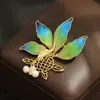Elegante Broche de Veludo Azul Seda com Filigrana Estilo Chinês Flor Peixe Dourado Broche de Pérola Natural de Alta Qualidade Carpa para Mulheres