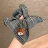 Lenço Quadrado de Urso Xadrez Bicolor Scrunchie Estilo Retrô de Hong Kong Versátil Elegante Ferramenta de Styling de Alto Padrão para Mulheres