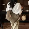 Bolso tipo cubo retro de gran capacidad para mujer, casual y versátil, simple, nuevo, de gamuza, bolso de hombro 2026