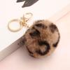 Leopardo europeo y americano amor felpa bola de pelo llavero placa bola de pelo llavero colgante para mujer Regalos Creativos Mayoreo