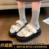 Pantuflas de suela gruesa para usar al aire libre, nuevo estilo de moda verano 2026, sandalias versátiles casuales de alta gama de una sola tira para mujer con suelas de plataforma