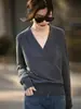 Suéter de punto con cuello en V cruzado y manga larga que acentúa la clavícula, simple y estilizado, versátil para primavera y otoño, estilo elegante y relajado para mujer