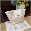 Bolso tote tejido de moda estilo playa 2026, simple y casual, perfecto para las vacaciones de verano, con un diseño de cadena de patrón de rombos, un nuevo bolso tipo cubo súper popular para mujeres
