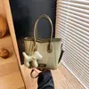 Bolsa de Mão Estilo Balde Tendência e Fashion para Mulheres, Nova Bolsa de Ombro Retro de Nicho Outono e Inverno com Sensação de Luxo, Bolsa Transversal