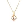 Collar de acero y titanio con trébol de cuatro hojas de cristal rosa galvanizado en oro auténtico para mujer, cadena de clavícula sencilla y ligera de lujo, joyería versátil.