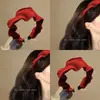 Diadema de punto roja vintage para mujer, con un aspecto sofisticado, perfecta para otoño e invierno, con un diseño de corona alta, ala ancha plisada y estilo versátil.