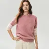 Lujoso y suave, con una sensación como de nube, este top de punto minimalista para mujer, de cuello redondo, corte holgado y manga corta, está hecho de una mezcla de hilo floral, seda de morera y cachemira