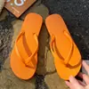Chinelos Coloridos 2026 Novo Estilo Chuveiro Antiderrapante Tanga Verão Uso Doméstico Sandálias de Casal Masculinas