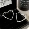 Brincos de Coração de Moda Personalizada Transfronteiriça Europeia e Americana Luxo Leve Alto Padrão Design de Brincos Simples de Temperamento Doce Estilo Cool para Mulheres