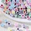 Cuentas de Letras de Colores con Fondo Blanco Acrílico de 6*6mm con Efecto de Goteo de Aceite, Cuentas Sueltas para Pulseras, Collares y Accesorios de Joyería Hechos a Mano DIY