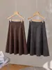 Falda midi retro de gamuza sintética color café, nuevo diseño de otoño, falda de línea A moderna y estilizada, venta al por mayor