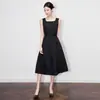 25111206-Vestido Elegante Francés de Alta Gama con Cuello Cuadrado sin Mangas que Ciñe la Cintura de Largo Medio Vestido de Banquete Nuevo