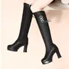 Botas Femininas de Cano Alto 2026 Novo Estilo Botas Slim Petite Salto Alto Salto Bloco Botas Longas Solado Grosso Inverno Botas de Couro com Plus Veludo