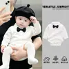 Macacão Bebê Cavalheiro 2026 Novo Estilo Roupa Infantil Body com Gravata Borboleta Macacão Triângulo para Engatinhar Body de Manga Longa para Bebês Meninos