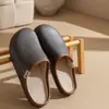 Pantuflas de algodón impermeables para mujer, nuevo estilo otoño/invierno 2026, para uso en interiores en casa, forradas de felpa para mayor calidez, suela suave, cómodas de llevar, también disponibles para hombre