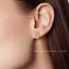 Nuevos Pendientes de Botón Dorados Pequeños en Forma de V Estilo Chanel de Alta Versión con Pendientes Clásicos Versátiles de Diamante Completo Número 5 para Mujer