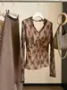 Elegante top de renda torcida com decote V para usar por baixo, coleção de outono 26, puro e elegante, caimento justo, mangas compridas e deslumbrante