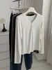 Camiseta elástica versátil de manga larga con botones y cuello en V adelgazante para mujer, otoño e invierno 2026, suave y amigable con la piel, de terciopelo mousse, color liso, camiseta básica