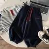 Calça de Moletom Infantil Outono Muye, Roupa Infantil Zhili Huzhou, Calça Casual Color Block Versátil Estilo Coreano para Meninos, Calça Longa para Bebê, Tendência