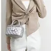 Bolso Pequeño Cuadrado con Cadena Acolchado Diamante Estilo Chanel 2026 Nuevo de Alta Gama Versátil Mini Bolsa Roja con Cierre de Bola Dorada Bolso de Hombro Único