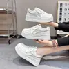 Zapatillas blancas de suela blanda para mujer, zapatillas de plataforma de suela gruesa, modelo de otoño 2026, populares en línea, zapatos casuales deportivos de cuero para viajar