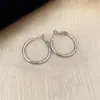 Brincos Redondos Geométricos Torcidos de Agulha Prateada, Modernos, Simples e Versáteis, Brincos Estilosos, Brincos de Design de Nicho Personalizados para Mulheres