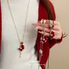 Colar de Pônei Zircônia Red Velvet, Corrente Versátil para Suéter Estilo Vintage, Acessório de Luxo Leve de Alta Qualidade para Mulheres
