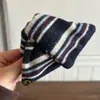 Presilha de Garra Triangular com Concha de Cetim Estilo Francês, Acessório de Cabelo Versátil de Alta Qualidade e Tendência para a Parte de Trás da Cabeça