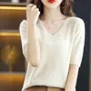 Blusa de verão versátil feminina, elegante para o trabalho, camisa de malha de manga curta com decote V, modeladora, leve, blusa básica simples em bege