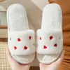 Nuevas pantuflas de algodón pequeñas y abiertas para parejas, de otoño e invierno, con diseño de amor, para el hogar, con lindas zapatillas de algodón antideslizantes con dibujos animados.