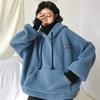 Otoño e invierno 2023 Nuevo abrigo holgado estilo coreano con letras bordadas imitación peluche de cordero suéter moderno de imitación de dos piezas con capucha