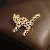 Broche de gato rosa y morado estilo coreano, dulce y lindo, con exquisitos adornos de piedra, pin de mascota animal elegante para hombres y mujeres