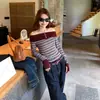 Foto real de camiseta feminina de manga longa, ombro a ombro, listrada em cinza e branco, feita de Lyocell Tencel, nova coleção outono 2026, top fresco e minimalista