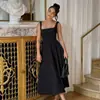 Comercio exterior transfronterizo 2025 primavera y verano nuevo europeo y americano mujer elegante color liso cuello cuadrado sin mangas correa en la cintura vestido mujer