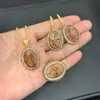 Nuevo conjunto de collar con incrustaciones de resina de flor de hielo, colgante versátil único estilo Chanel, pendientes y anillo con diseño serigrafiado