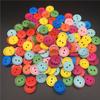 Botones redondos de madera de colores con línea de puntos naturales al por mayor de fábrica para ropa infantil, botones de madera de dos ojos de colores mezclados