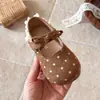Zapatos de princesa para niña, zapatos para niños pequeños de estilo coreano con suela blanda, zapatos de primavera transpirables para niños pequeños, zapatos de lunares para bebés de un año