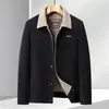 Chaqueta de hombre 2026 otoño/invierno, estilo workwear con cuello de solapa, acolchada y engrosada, forro polar australiano, business casual, abrigo cálido, moderna