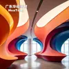 Sala de exposiciones de arte de panel de yeso GRG impermeable con componentes de superficie curva grandes hechos a medida en colores contrastantes rojo, naranja y azul