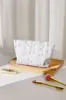 Ins Pequeño Fresco Floral Bolso Cosmético de Mano Portátil para Viaje Productos para el Cuidado de la Piel Bolso Cosmético de Gran Capacidad Bolso Almohada Morado
