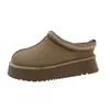 Pantuflas peludas para mujer, nuevo estilo de invierno 2026, antideslizantes, para usar en exteriores, de punta cerrada, diseño de media pantufla, combinación de cuero y piel, cálidas, botas de nieve de suela gruesa